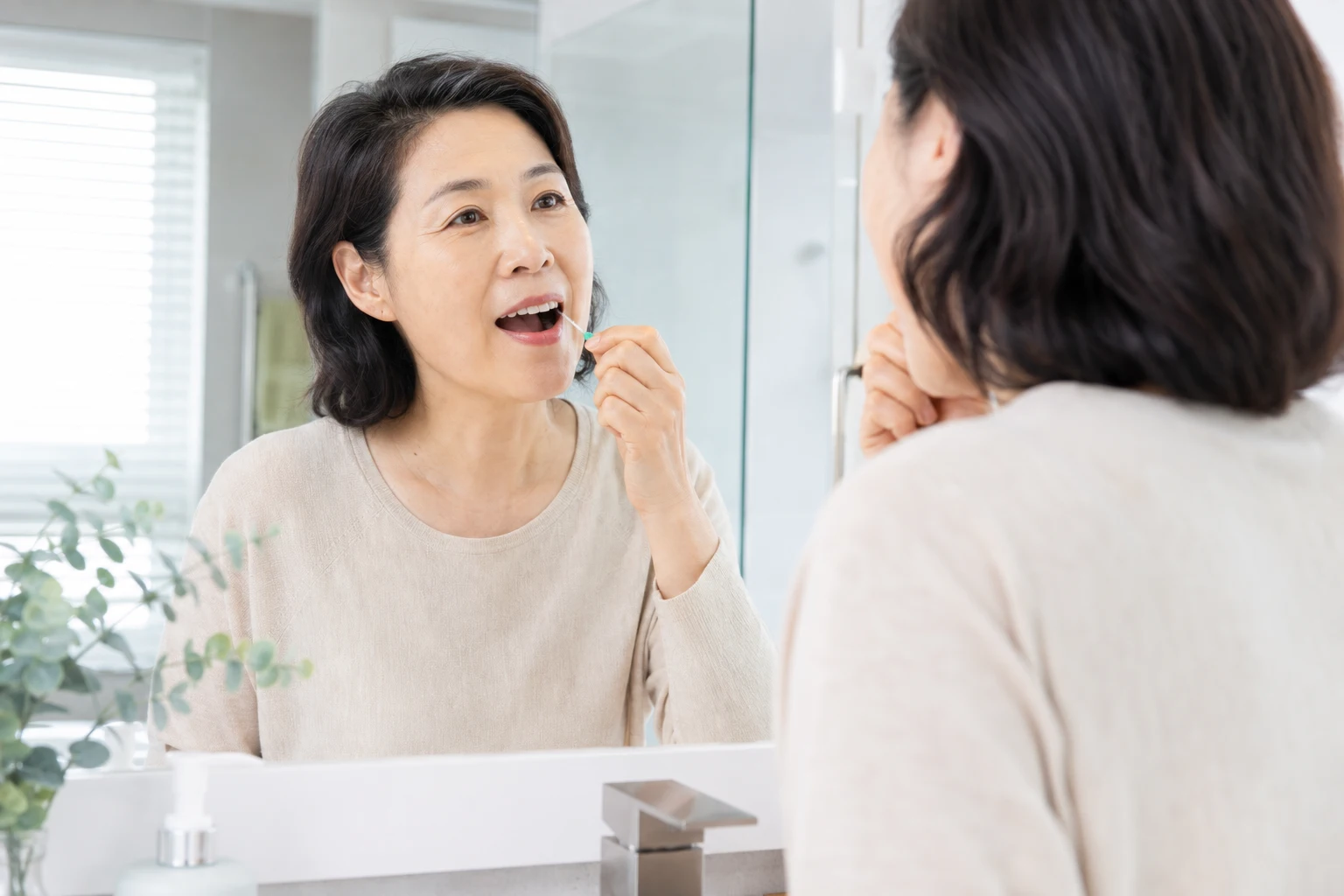 임플란트 골유착 실패 상태를 설명하는 참고 이미지